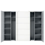 Dreh- und Schwebetürenschrank mit geöffneten Türen, zeigt Innenfächer und Kleiderstangen, Frontalansicht