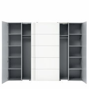 Dreh- und Schwebetürenschrank mit geöffneten Türen, zeigt Innenfächer und Kleiderstangen, Frontalansicht