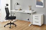 Moderner Arbeitsplatz mit elektrischem Fußgestell, weißem Schreibtisch, ergonomischem Bürostuhl und Rollcontainer, seitliche Perspektive.