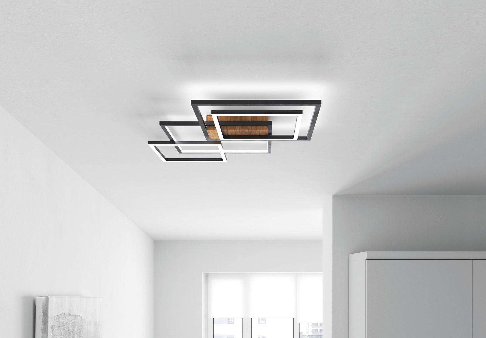 Moderne LED-Deckenleuchte mit geometrischem Design aus Holz und Metall, von unten betrachtet.