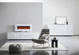 Modernes XL-TV-Lowboard in Weiß mit integriertem Elektrokamin, frontal abgebildet in einem stilvollen Wohnzimmer.