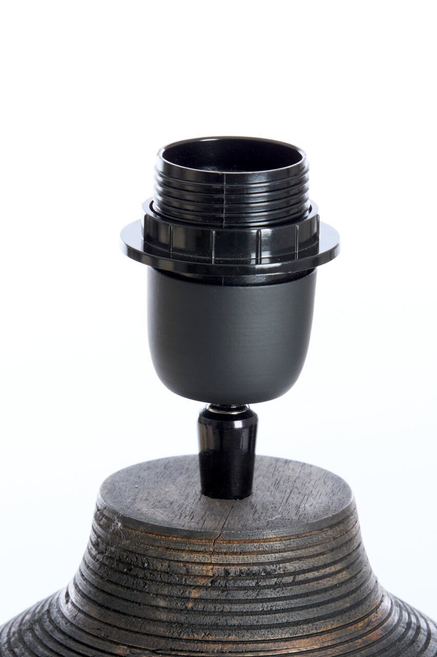 Light&Living Lampenfuß KHOMAI Nahaufnahme eines Lampenfußes mit schwarzer Fassung auf einem strukturierten, hölzernen Sockel, seitliche Perspektive.