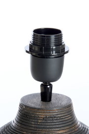 Nahaufnahme eines Lampenfußes mit schwarzer Fassung auf einem strukturierten, hölzernen Sockel, seitliche Perspektive.