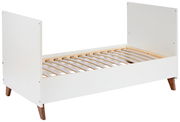 Weißes Kinderbettgestell mit Holzlattenrost, seitliche Perspektive