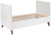 Weißes Kinderbettgestell mit Holzlattenrost, seitliche Perspektive