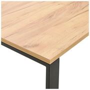 Nahaufnahme einer Schreibtischplatte aus hellem Holz mit schwarzem Metallrahmen, perspektivisch von oben rechts betrachtet.