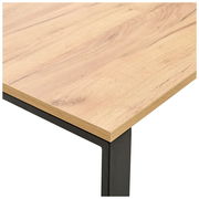 Nahaufnahme einer Schreibtischplatte aus hellem Holz mit schwarzem Metallrahmen, perspektivisch von oben rechts betrachtet.