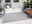 OCI Uni-Teppich SOFI Grauer Uni-Teppich in einem modernen Wohnzimmer, von oben betrachtet, mit weißem Sofa und Pflanzen im Hintergrund.
