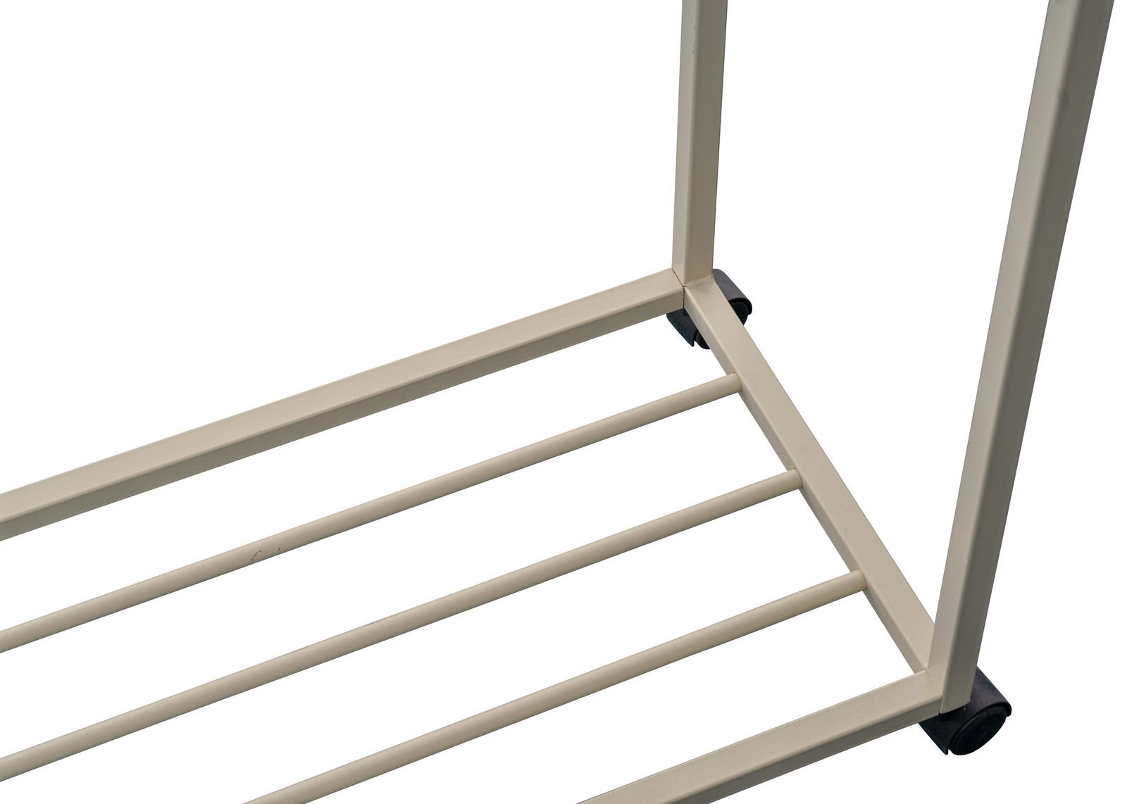 Nahaufnahme eines beigen Garderobenwagens mit Rollen, von oben betrachtet.