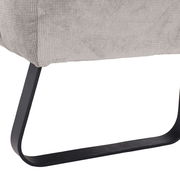 Nahaufnahme eines Metallfußes einer 2,5er-Sitzbank mit grauem Stoffbezug, seitliche Perspektive