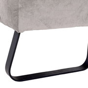 Nahaufnahme eines Metallfußes einer 2,5er-Sitzbank mit grauem Stoffbezug, seitliche Perspektive