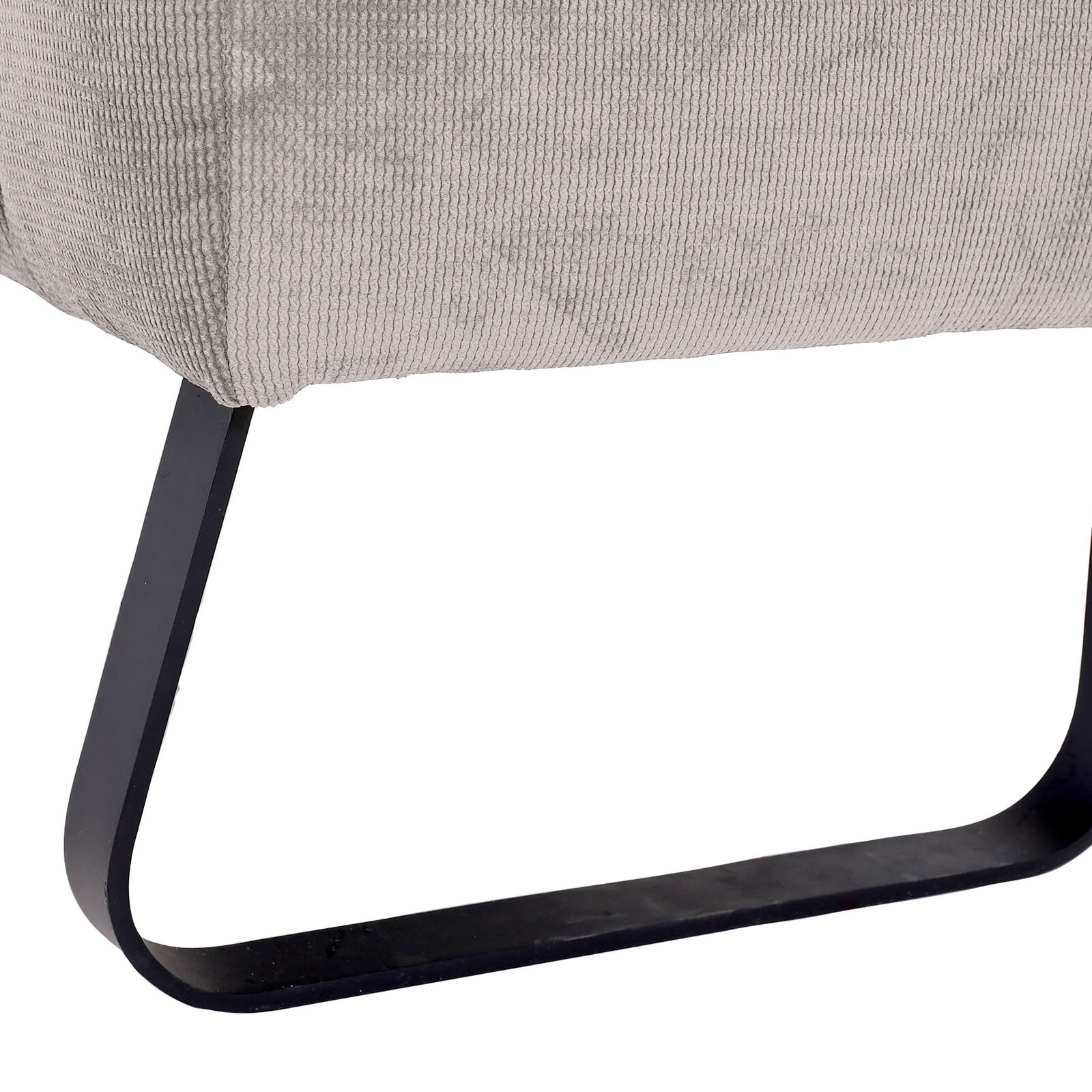 Nahaufnahme eines Metallfußes einer 2,5er-Sitzbank mit grauem Stoffbezug, seitliche Perspektive