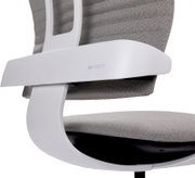 Close-up zijaanzicht van een grijze Aeris bureaustoel met witte armleuning en frame