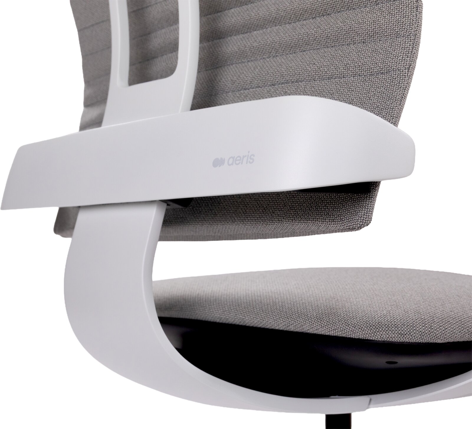 Close-up zijaanzicht van een grijze Aeris bureaustoel met witte armleuning en frame