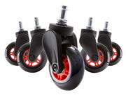 Fünf Hartbodenrollen mit schwarzem Gehäuse und roten Akzenten, aus seitlicher Perspektive fotografiert.