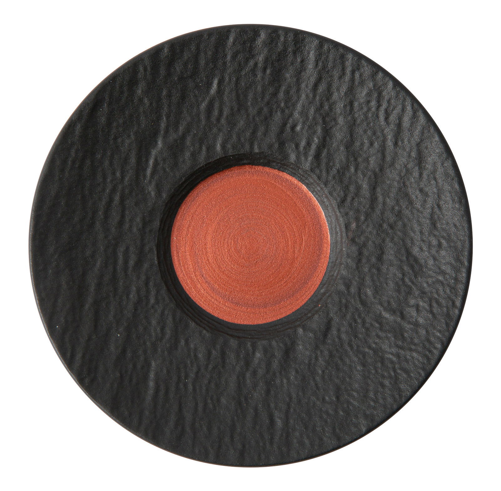 Espressountertasse aus der Vogelperspektive, mit schwarzer, strukturierter Oberfläche und rotem, glattem Zentrum.