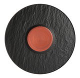 Espressountertasse aus der Vogelperspektive, mit schwarzer, strukturierter Oberfläche und rotem, glattem Zentrum.