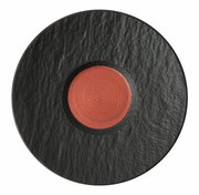 Espressountertasse aus der Vogelperspektive, mit schwarzer, strukturierter Oberfläche und rotem, glattem Zentrum.