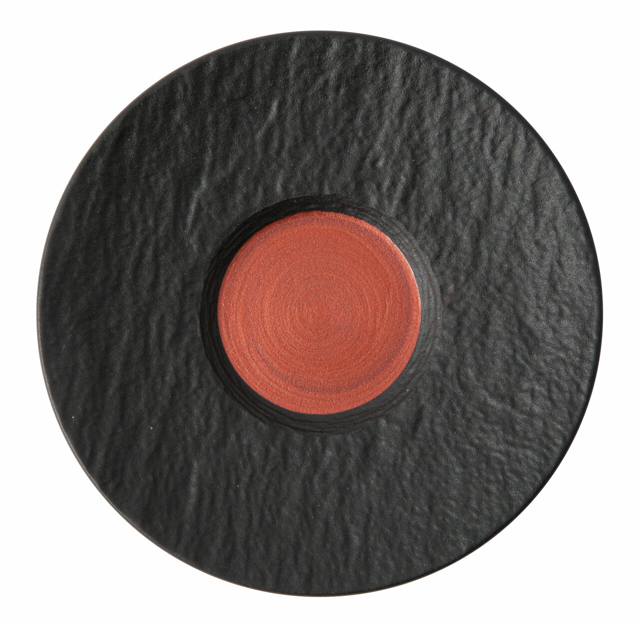 Espressountertasse aus der Vogelperspektive, mit schwarzer, strukturierter Oberfläche und rotem, glattem Zentrum.