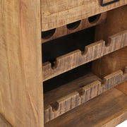 Nahaufnahme eines hölzernen Weinregals mit mehreren Flaschenhaltern, seitliche Perspektive.