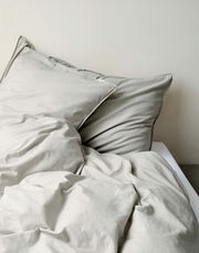 Graue Bettwäsche 135x200cm auf einem Bett, seitliche Perspektive