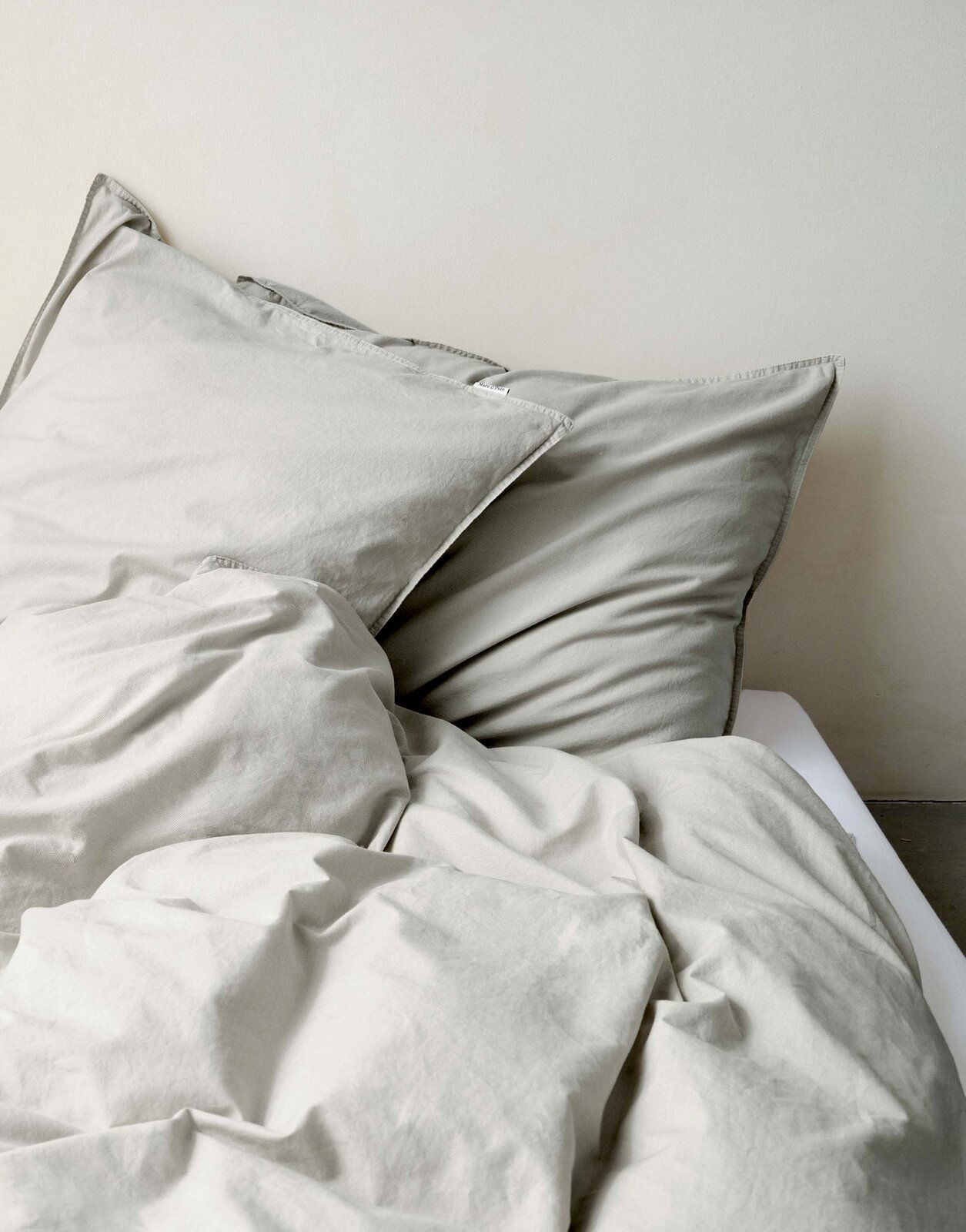Graue Bettwäsche 135x200cm auf einem Bett, seitliche Perspektive