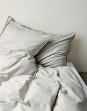 Graue Bettwäsche 135x200cm auf einem Bett, seitliche Perspektive