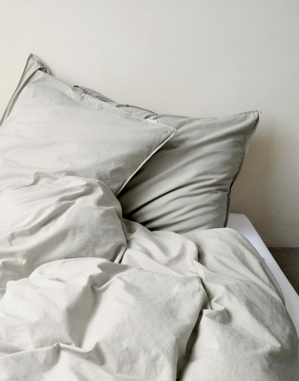 Graue Bettwäsche 135x200cm auf einem Bett, seitliche Perspektive