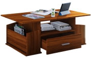 Moderner Couchtisch aus Holz in warmem Braun mit Ablagefächern und Schubladen, befüllt mit Büchern und Zeitschriften, gezeigt in schräger Frontansicht von oben