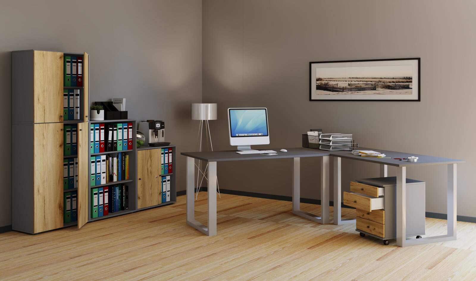 Modernes Büro mit L-förmigem Schreibtisch in Grau mit Metallgestell, Rollcontainer mit Holzfronten und großem Aktenschrank in Anthrazit/Eiche, seitliche Perspektive von vorn rechts