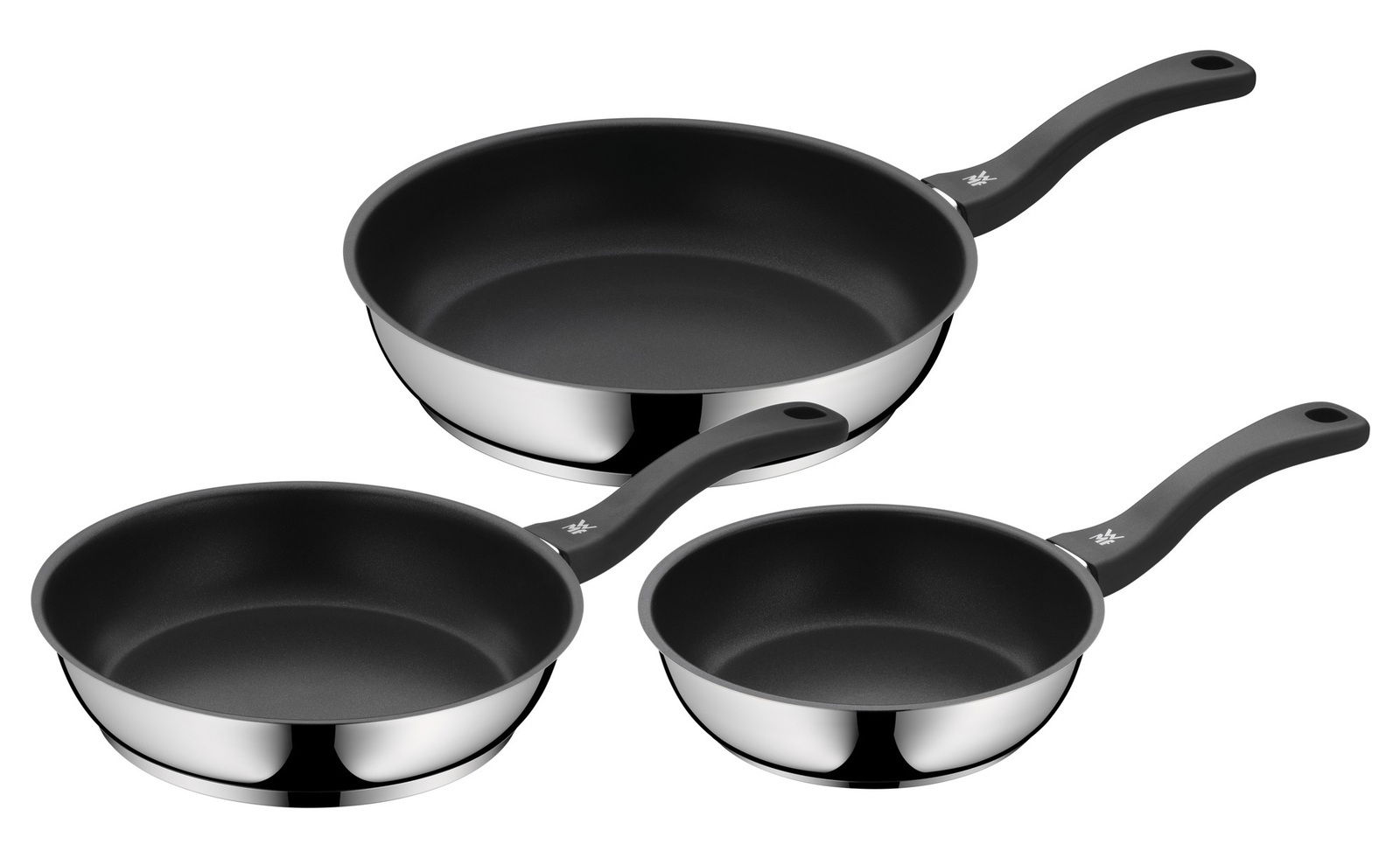 Dreiteiliges Pfannen-Set aus Edelstahl mit Antihaftbeschichtung, bestehend aus Pfannen in den Größen 20 cm, 24 cm und 28 cm, in einer leicht schrägen Draufsicht.