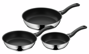 Dreiteiliges Pfannen-Set aus Edelstahl mit Antihaftbeschichtung, bestehend aus Pfannen in den Größen 20 cm, 24 cm und 28 cm, in einer leicht schrägen Draufsicht.