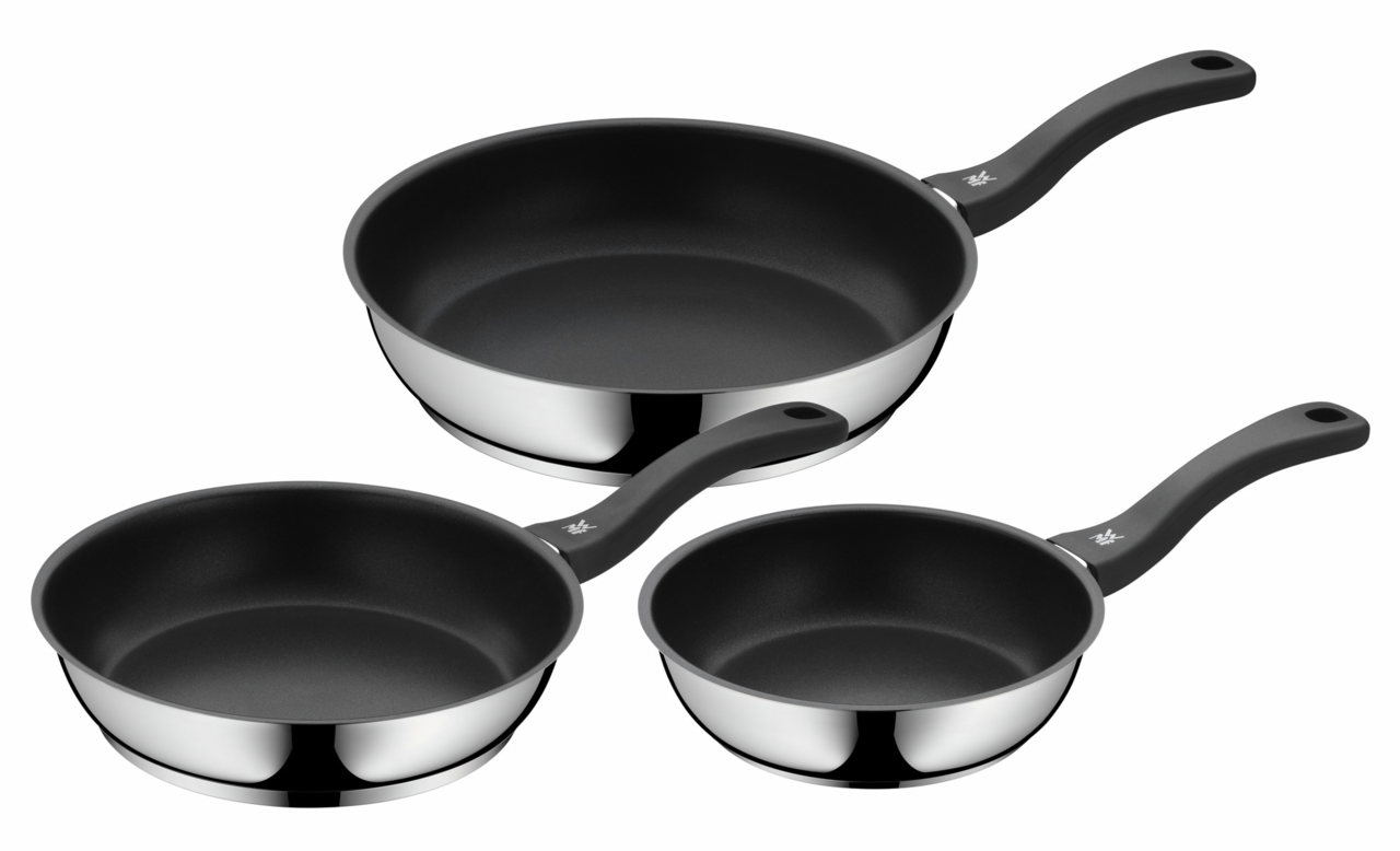 Dreiteiliges Pfannen-Set aus Edelstahl mit Antihaftbeschichtung, bestehend aus Pfannen in den Größen 20 cm, 24 cm und 28 cm, in einer leicht schrägen Draufsicht.