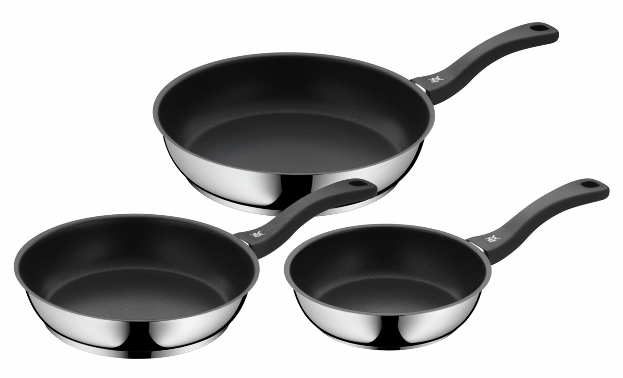Dreiteiliges Pfannen-Set aus Edelstahl mit Antihaftbeschichtung, bestehend aus Pfannen in den Größen 20 cm, 24 cm und 28 cm, in einer leicht schrägen Draufsicht.