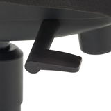 Nahaufnahme eines Hebels an einem Chefsessel, seitliche Perspektive