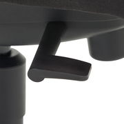 Nahaufnahme eines Hebels an einem Chefsessel, seitliche Perspektive