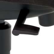 Nahaufnahme eines Hebels an einem Chefsessel, seitliche Perspektive