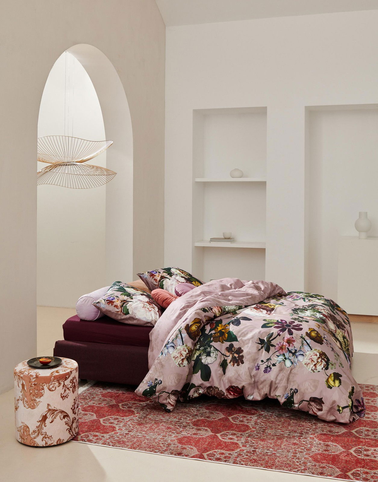 Essenza Home Bettwäsche 155x220cm FLEUR Bett mit floraler Bettwäsche in einem modernen, hellen Raum, seitliche Perspektive