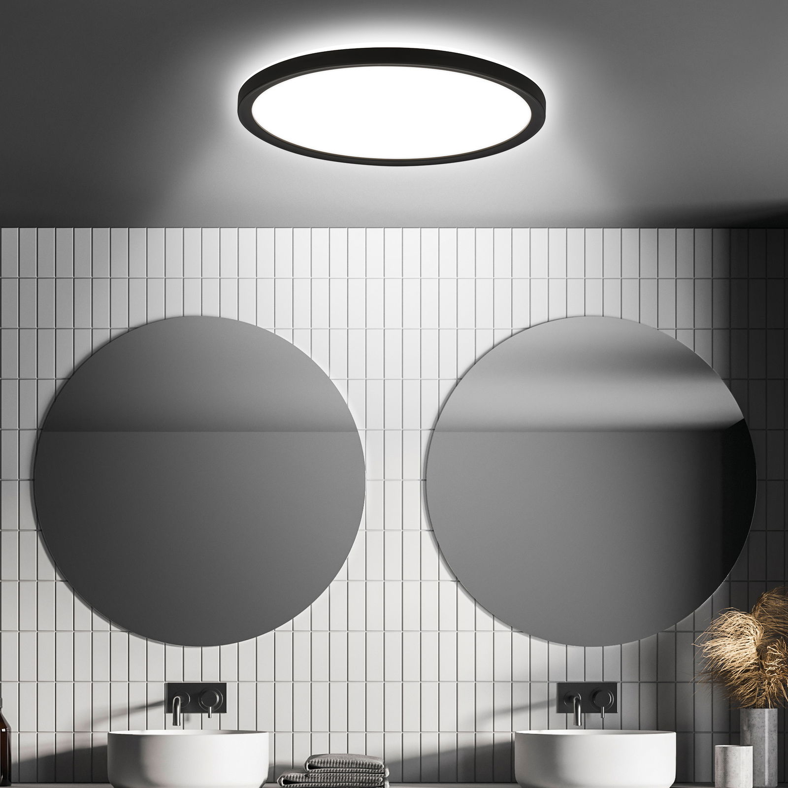 Moderne LED-Deckenleuchte mit Bewegungssensor, von unten betrachtet, in einem stilvollen Badezimmer mit runden Spiegeln und weißen Fliesen.