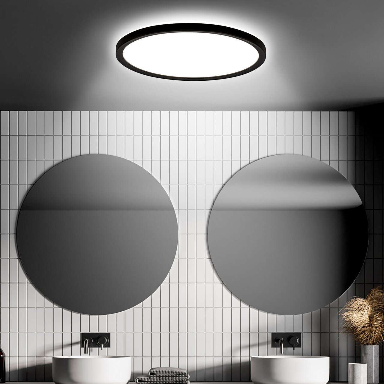 Moderne LED-Deckenleuchte mit Bewegungssensor, von unten betrachtet, in einem stilvollen Badezimmer mit runden Spiegeln und weißen Fliesen.