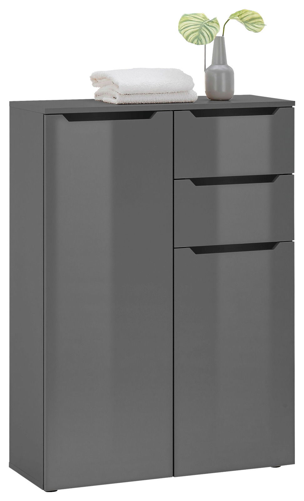 Graues Highboard mit zwei Türen und zwei Schubladen, dekoriert mit Handtüchern und einer Vase mit Pflanze, Frontalansicht