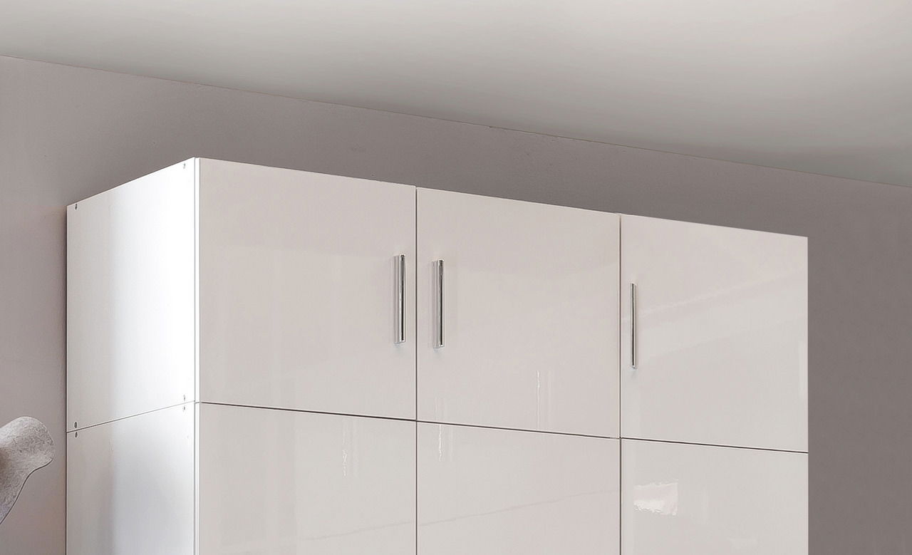 Weißer Schrankaufsatz mit glänzender Oberfläche und silbernen Griffen, seitliche Perspektive