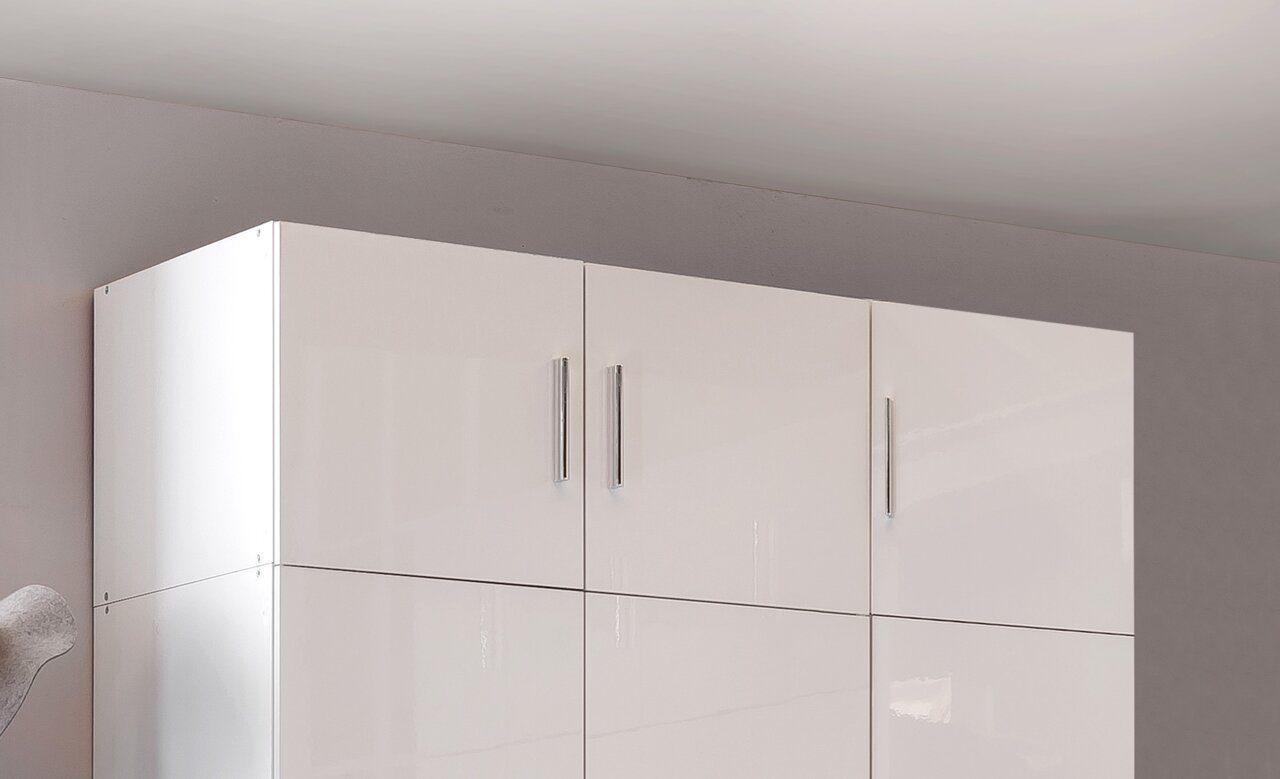 XORA Aufsatz T54 MALTA Weißer Schrankaufsatz mit glänzender Oberfläche und silbernen Griffen, seitliche Perspektive