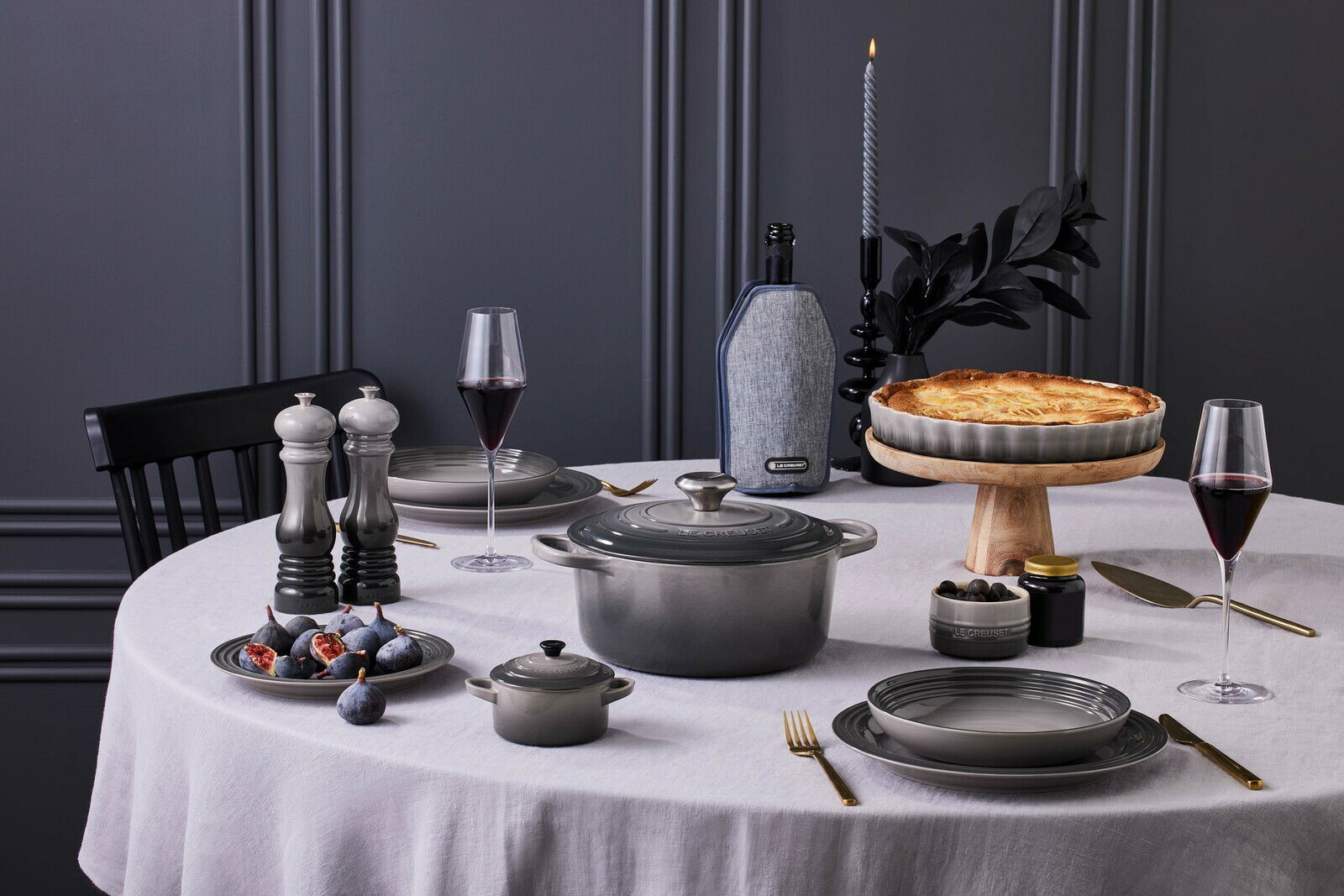 Elegante Tarte-Form 28cm Flint auf einem gedeckten Tisch mit einer frisch gebackenen Tarte, umgeben von stilvollem Geschirr und Dekorationen, aus der Vogelperspektive.