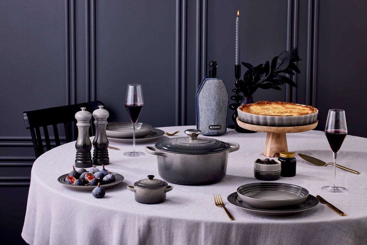 LE CREUSET Taartvorm 30 cm Flint Elegante taartvorm van 28 cm van het merk Flint op een gedekte tafel met een versgebakken taart, omringd door stijlvol serviesgoed en decoraties, gezien vanuit vogelperspectief.