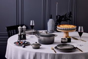 Elegante taartvorm van 28 cm van het merk Flint op een gedekte tafel met een versgebakken taart, omringd door stijlvol serviesgoed en decoraties, gezien vanuit vogelperspectief.