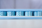Dwarsdoorsnede van een blauw matras met schuimstructuur, zijaanzicht