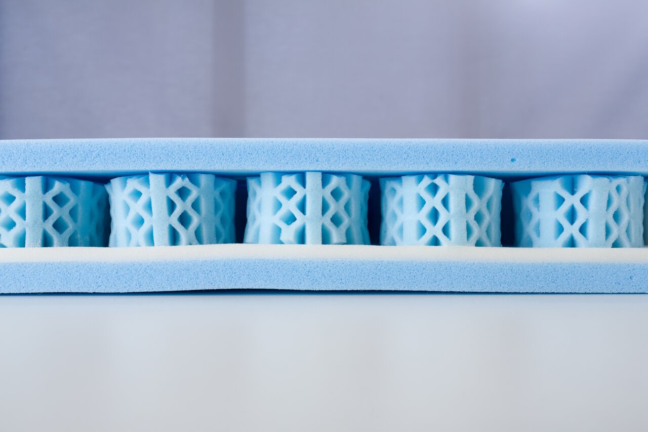 Dwarsdoorsnede van een blauw matras met schuimstructuur, zijaanzicht