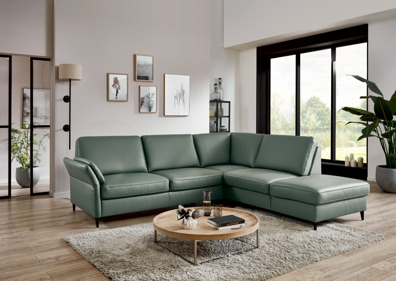Eckgarnitur in modernem Wohnzimmer, Perspektive von vorne links