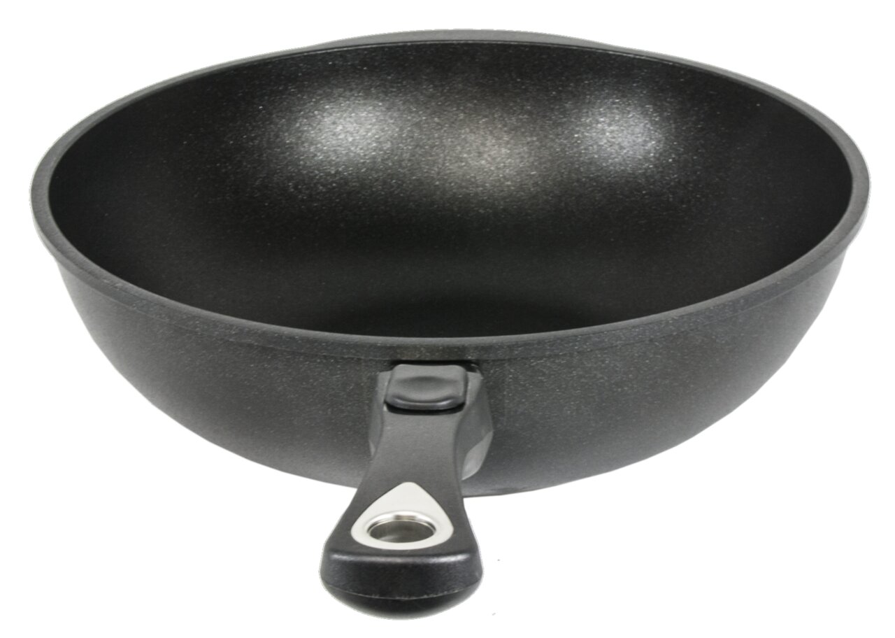 Schwarze Wokpfanne mit einem Durchmesser von 32 cm, Ansicht von oben mit sichtbarem Griff.